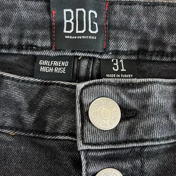 BDG Girlfriend High Rise Cropped Jeans in Washed Black - Size 31 - Picture 5 of 8